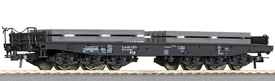 Heavy duty flat car with load<br /><a href='images/pictures/Roco/46551.jpg' target='_blank'>Full size image</a>